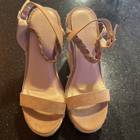 Beautiful new suede wedgie sandal never worn - Picture 2 of 3